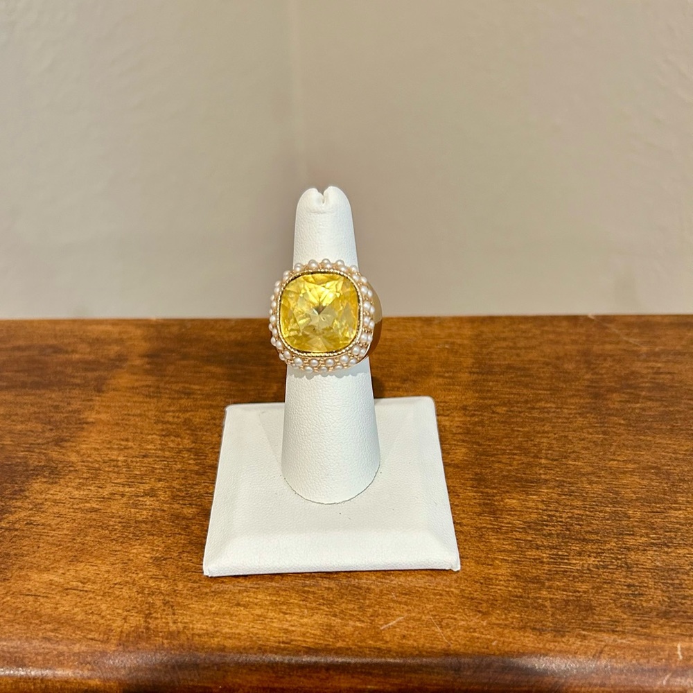 Avon sunny days statement ring. Size 6 gold tone. Yellow. Non smoking home